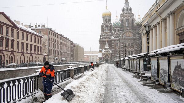 Сотрудники коммунальной службы чистят снег на набережной канала Грибоедова в Санкт-Петербурге
