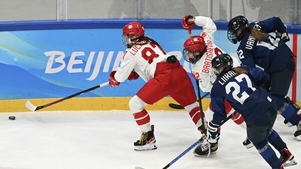 Хоккеистка олимпийской сборной России Полина Лучникова (по центру)