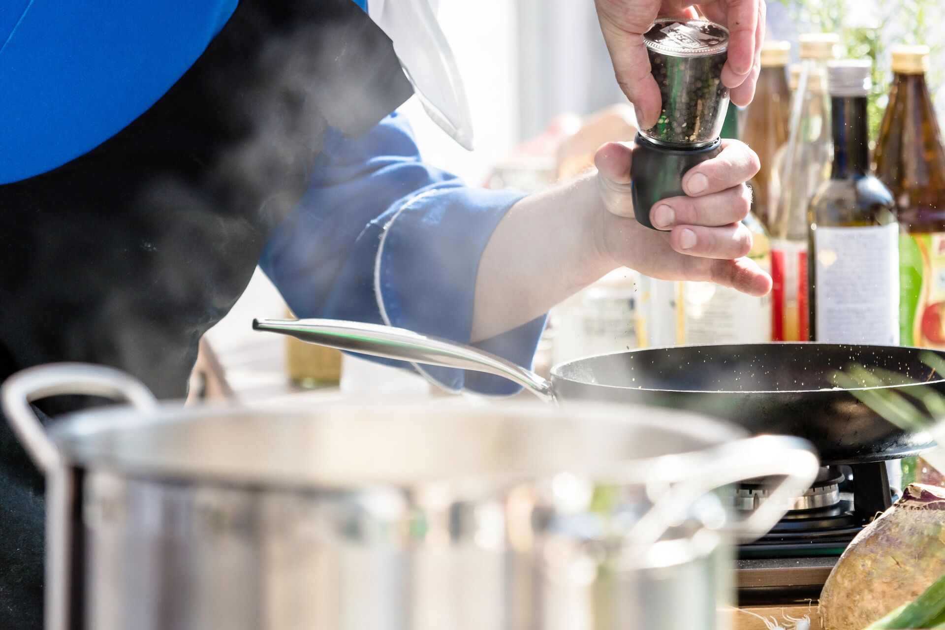 Мужчина готовит на кухне - РИА Новости, 1920, 03.12.2025