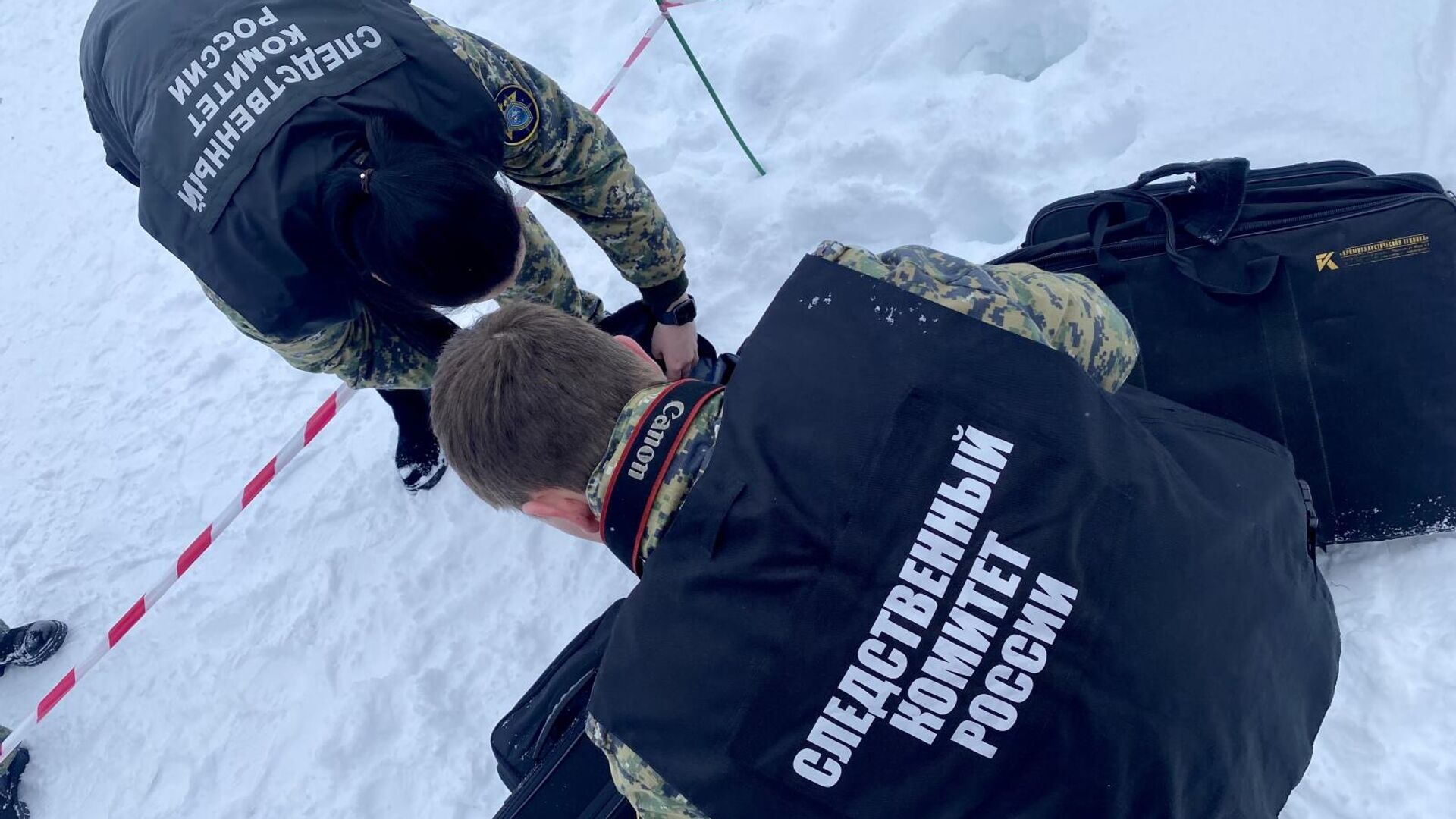 Следователи на месте падения наледи на женщину с ребенком в Великом Новгороде - РИА Новости, 1920, 09.02.2022