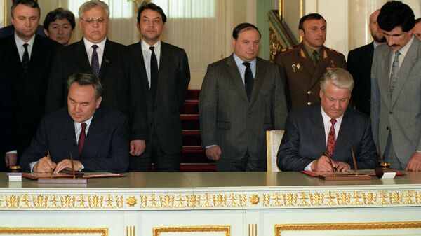 Подписание Договора о дружбе, сотрудничестве и взаимной помощи между Российской Федерацией и Республикой Казахстан, 1992 год 