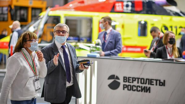 Посетители проходят рядом со стендом компании Вертолеты России