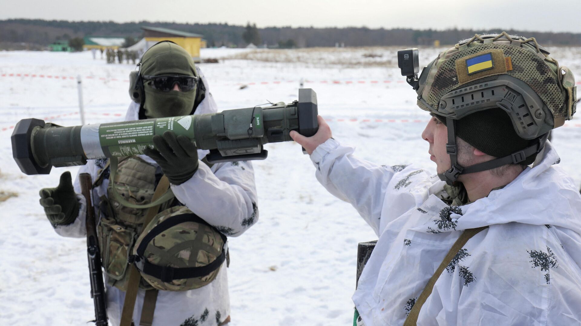 Украинские военнослужащие с американским боеприпасом M141 Bunker Defeat Munition - РИА Новости, 1920, 12.02.2022