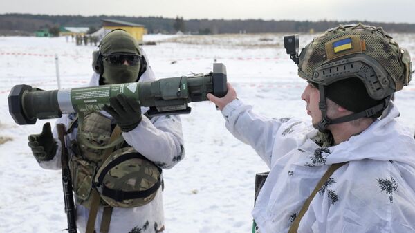 Украинские военнослужащие с американским боеприпасом M141 Bunker Defeat Munition во время учений во Львовской области