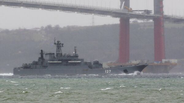 Десантный корабль ВМФ России Минск в проливе Дарданеллы