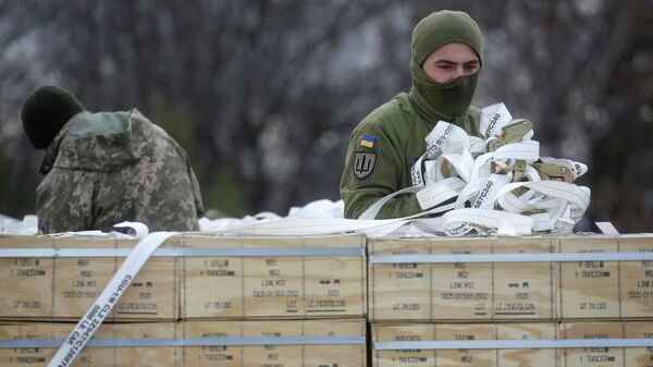 Украинские военные во время разгрузки военной помощи из США в аэропорту Борисполь