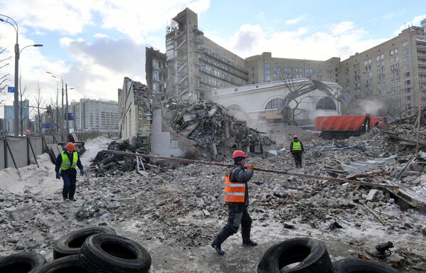 Рабочие во время сноса здания гостиницы Варшава у метро Октябрьская в Москве