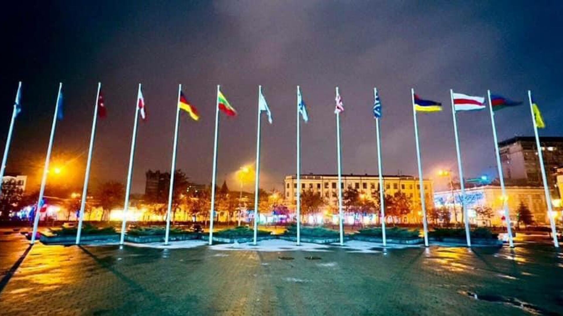 Флаги перед зданием городского совета Днепра - РИА Новости, 1920, 10.02.2022