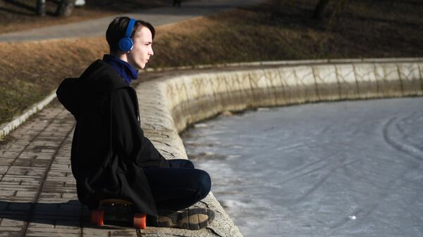 Молодой человек отдыхает в парке Дружбы в Москве