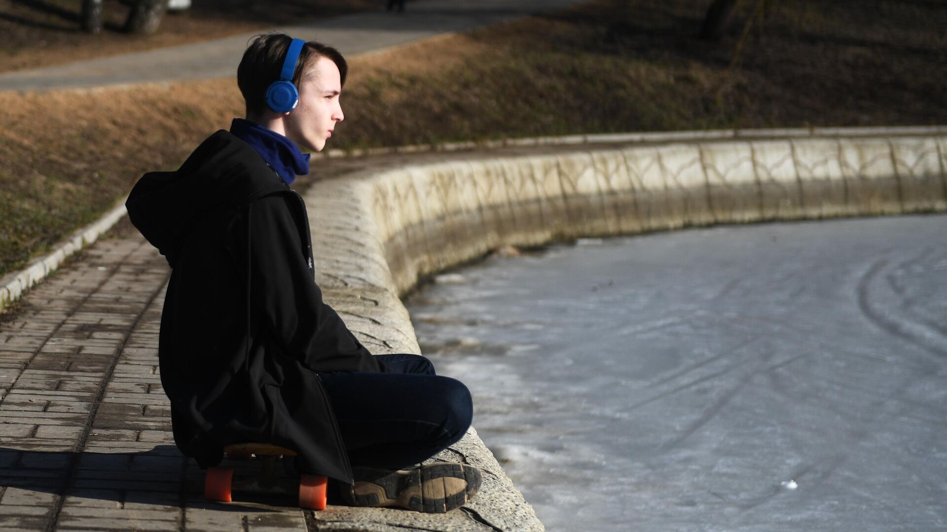 Молодой человек отдыхает в парке Дружбы в Москве - РИА Новости, 1920, 28.03.2022