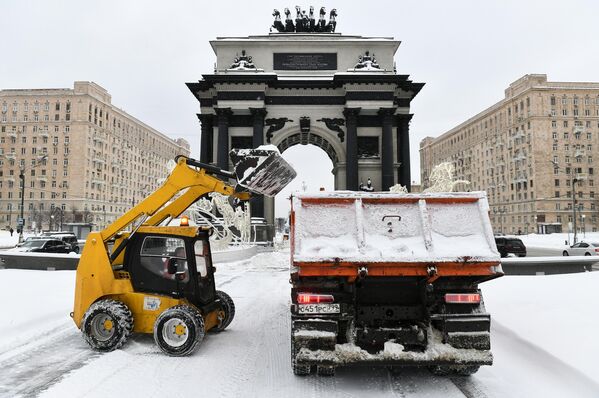 Снегоуборочная техника убирает снег у Триумфальной арки в Москве