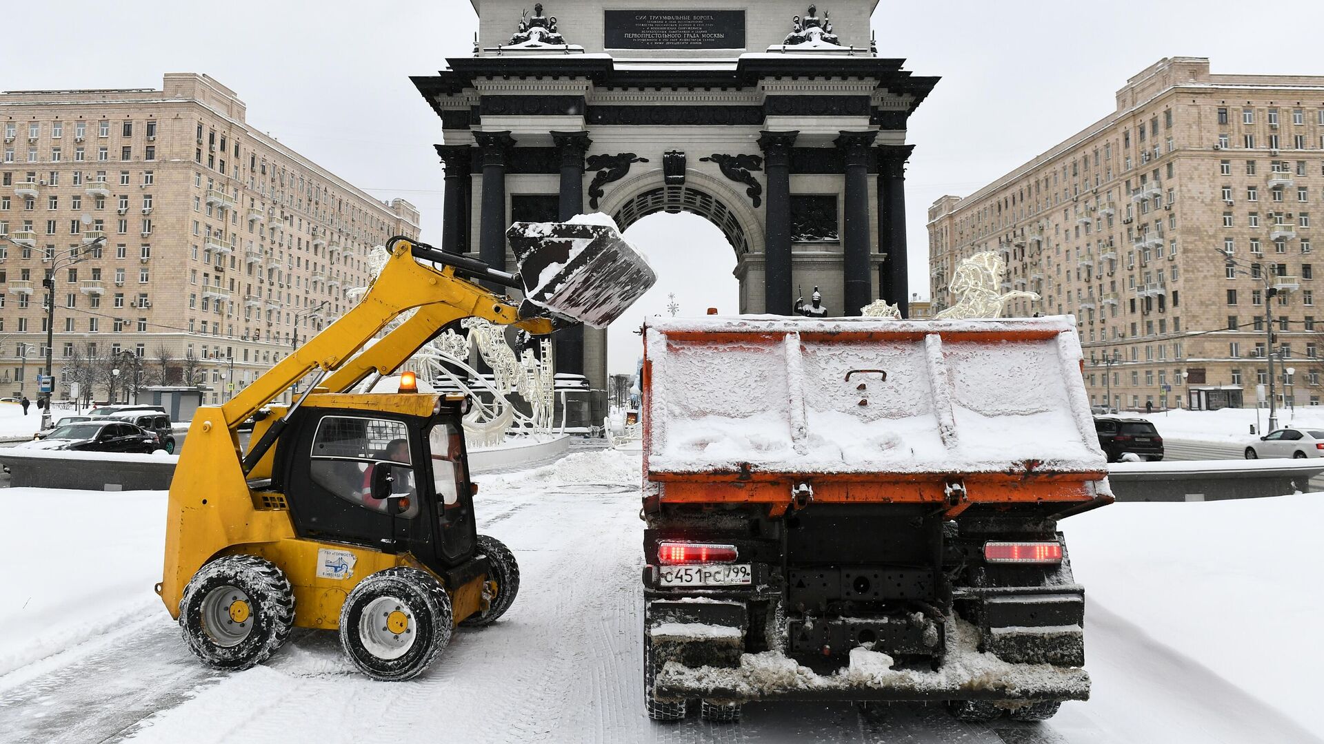 Снегоуборочная техника убирает снег у Триумфальной арки в Москве - РИА Новости, 1920, 06.02.2024