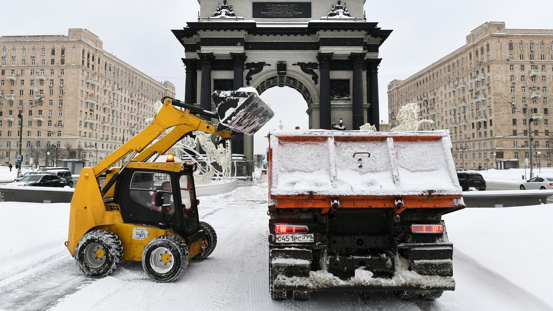 Снегоуборочная техника убирает снег у Триумфальной арки в Москве - РИА Новости, 1920, 06.02.2024