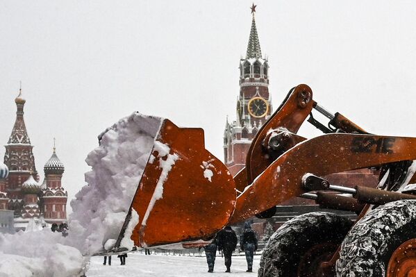 Уборка снега на Красной площади в Москве