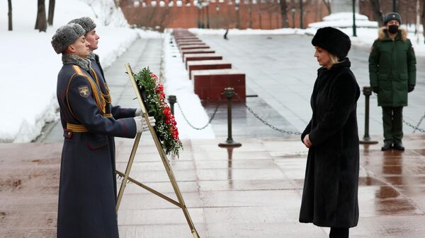 Глава МИД Британии Элизабет Трасс принимает участие в церемонии возложения венка к Могиле Неизвестного Солдата в Москве