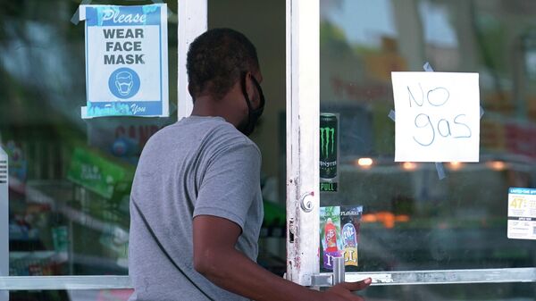 Надпись Нет топлива на двери одной из заправочных станций в Майами, США 