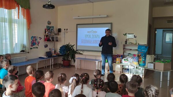 Альберт Галиев проводит урок добра в одном из детских садов Казани