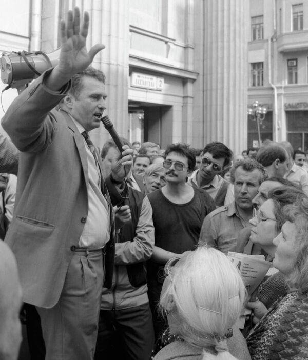 Кандидат в президенты РФ Владимир Жириновский проводит предвыборный митинг на Арбате