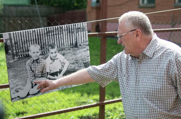 Лидер ЛДПР Владимир Жириновский у своей детской фотографии на ферме в деревне Дарьино