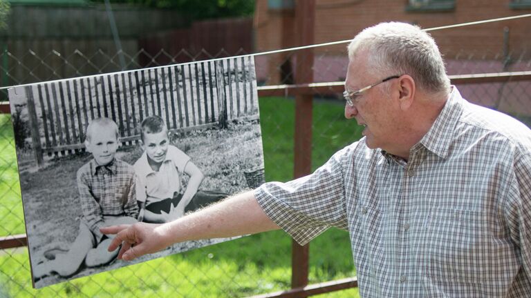 Лидер ЛДПР Владимир Жириновский у своей детской фотографии на ферме в деревне Дарьино