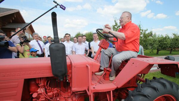 Лидер ЛДПР Владимир Жириновский во время посещения ЗАО Совхоз имени Ленина