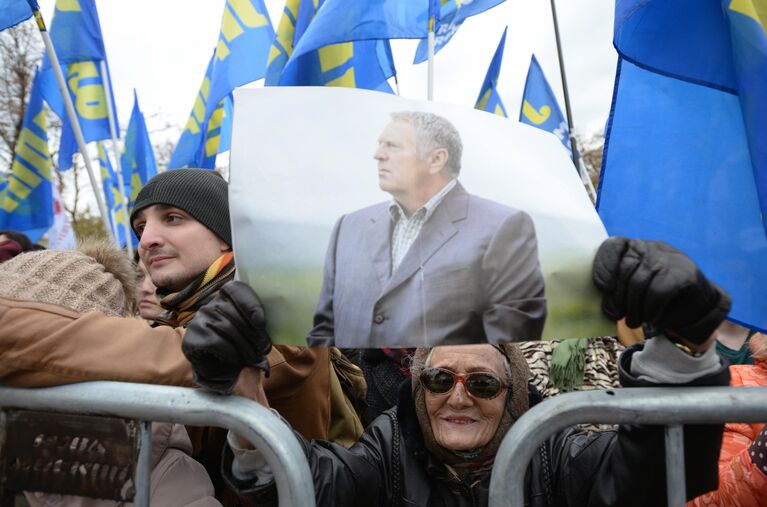 Участники антивоенного митинга ЛДПР на Пушкинской площади в Москве против войны на Украине, против конфликтов на Ближнем Востоке и учений НАТО у границ России