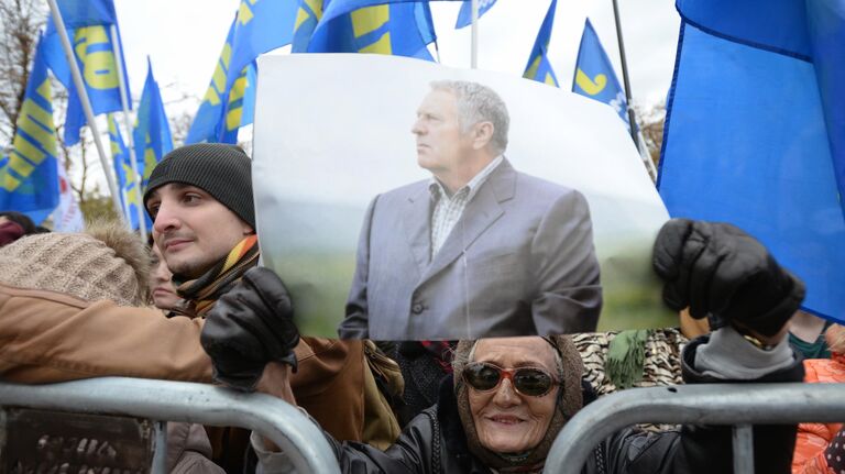 Участники антивоенного митинга ЛДПР на Пушкинской площади в Москве против войны на Украине, против конфликтов на Ближнем Востоке и учений НАТО у границ России