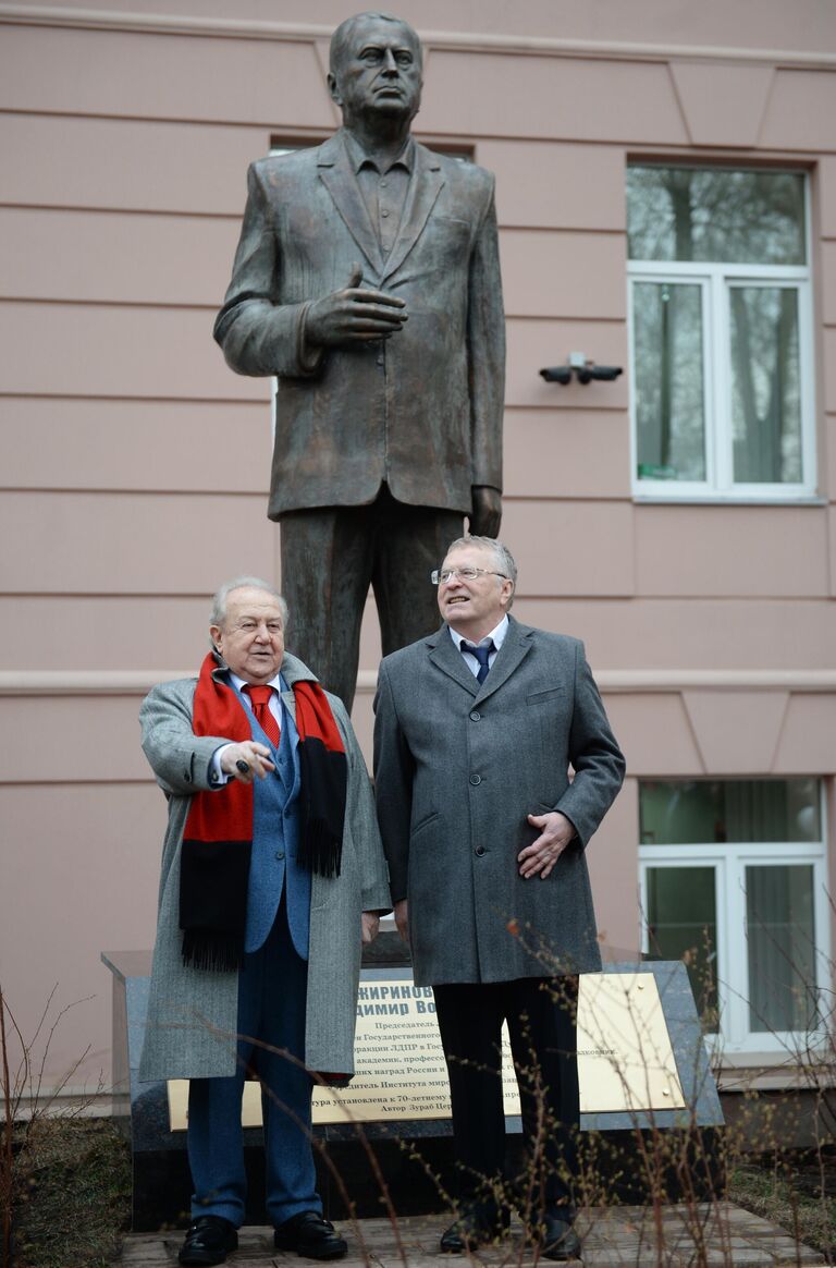 Лидер ЛДПР Владимир Жириновский и скульптор Зураб Церетели на церемонии открытия трехметровой скульптуры Владимира Жириновского во дворе Института мировых цивилизаций в Москве