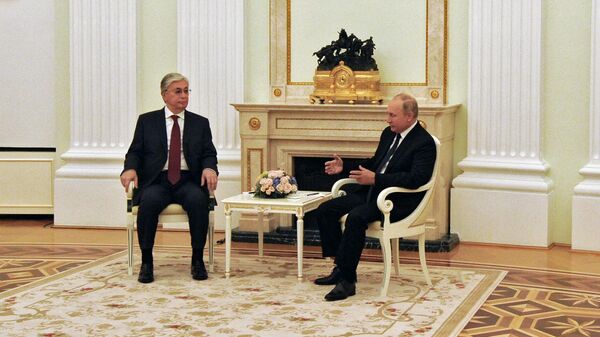 Президент России Владимир Путин и президент Казахстана Касым-Жомарт Токаев во время встречи