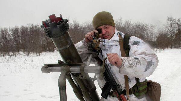 Украинский военный у миномета