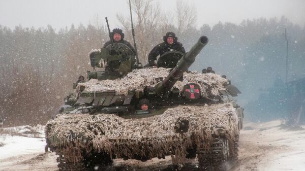 Украинские танкисты в зоне конфликта. Архивное фото