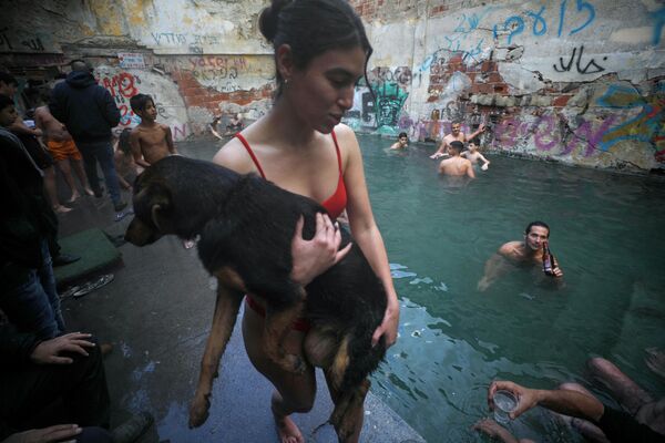 Израильтяне купаются в бассейне с горячим источником в разрушенном здании, недалеко от границы с Иорданией