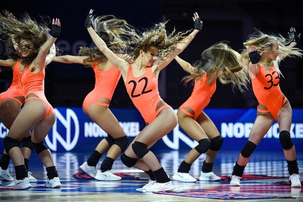 Девушки из группы поддержки ПБК ЦСКА выступают в перерыве матча 23-го тура регулярного чемпионата мужской баскетбольной Евролиги сезона 2021/2022