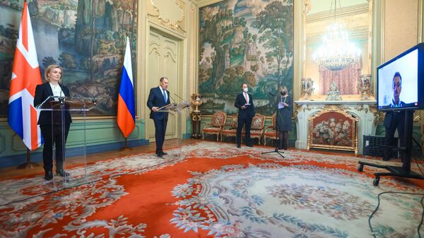 Министр иностранных дел РФ Сергей Лавров и глава МИД Великобритании Элизабет Трасс на пресс-конференции