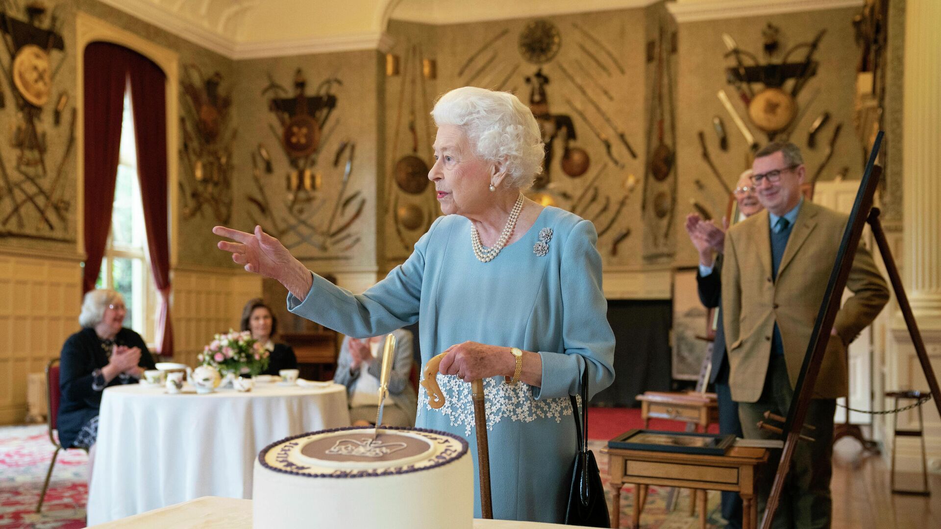 Королева Великобритании Елизавета II разрезает торт во время празднования Платинового юбилея в Сандрингемском дворце, Англия - РИА Новости, 1920, 08.06.2022