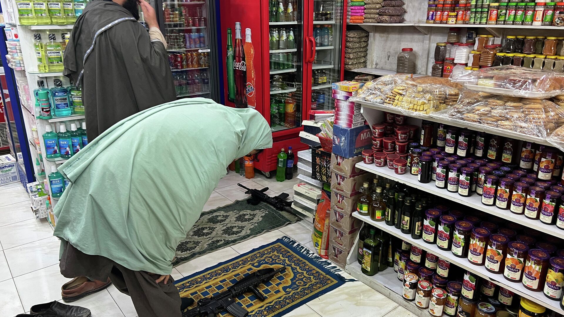 Талибы молятся в супермаркете в Кабуле, Афганистан - РИА Новости, 1920, 23.06.2022