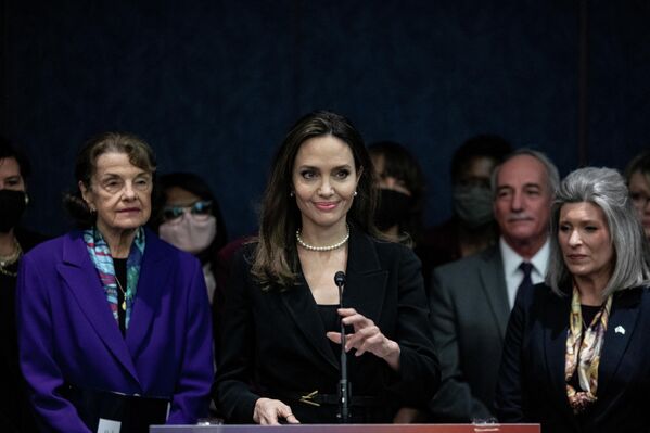 Анджелина Джоли выступает рядом с членами Конгресса в Вашингтоне, США