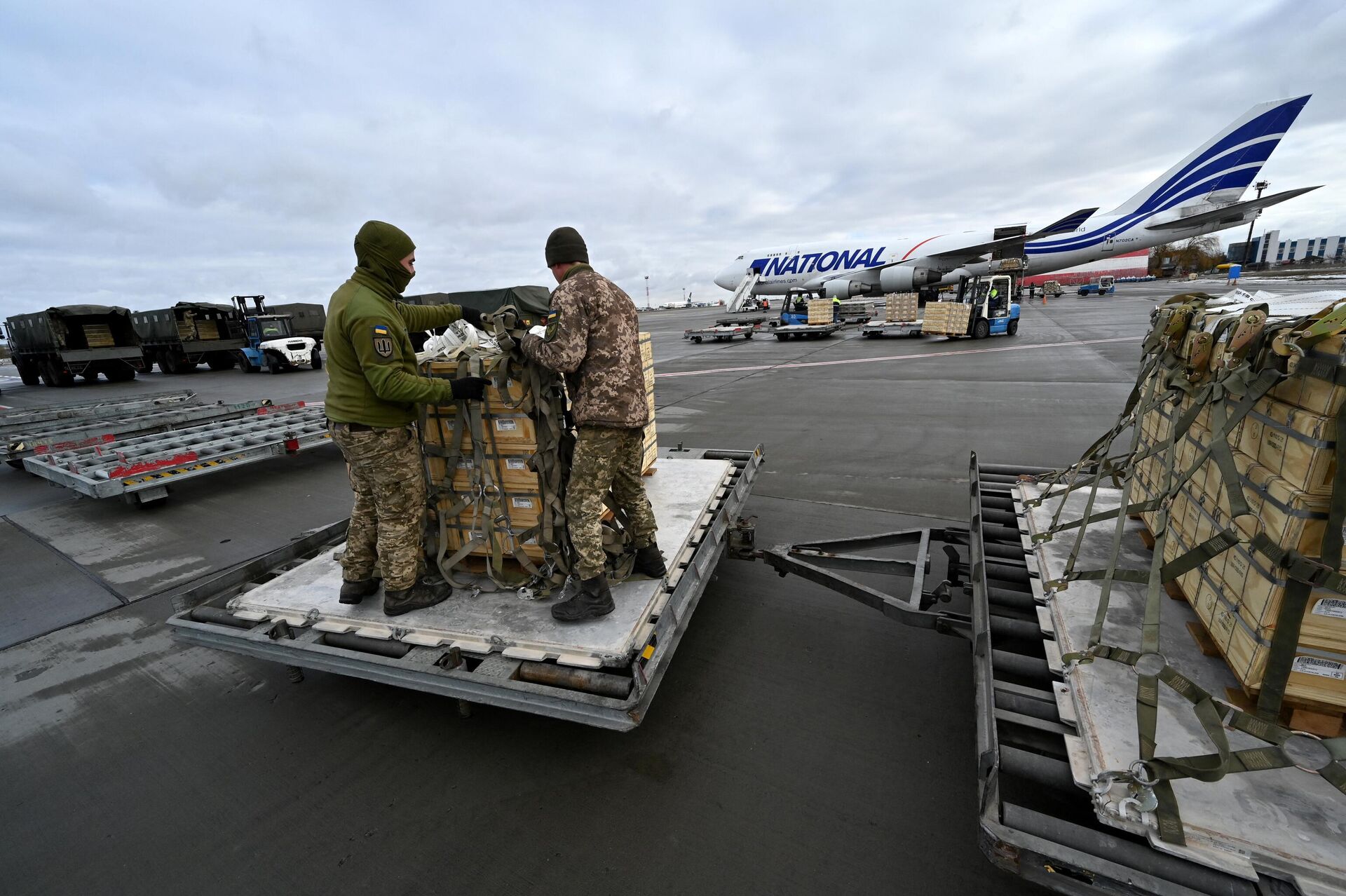 Военнослужащие ВСУ во время разгрузки Боинга 747-412 с военной помощью США - РИА Новости, 1920, 10.02.2022