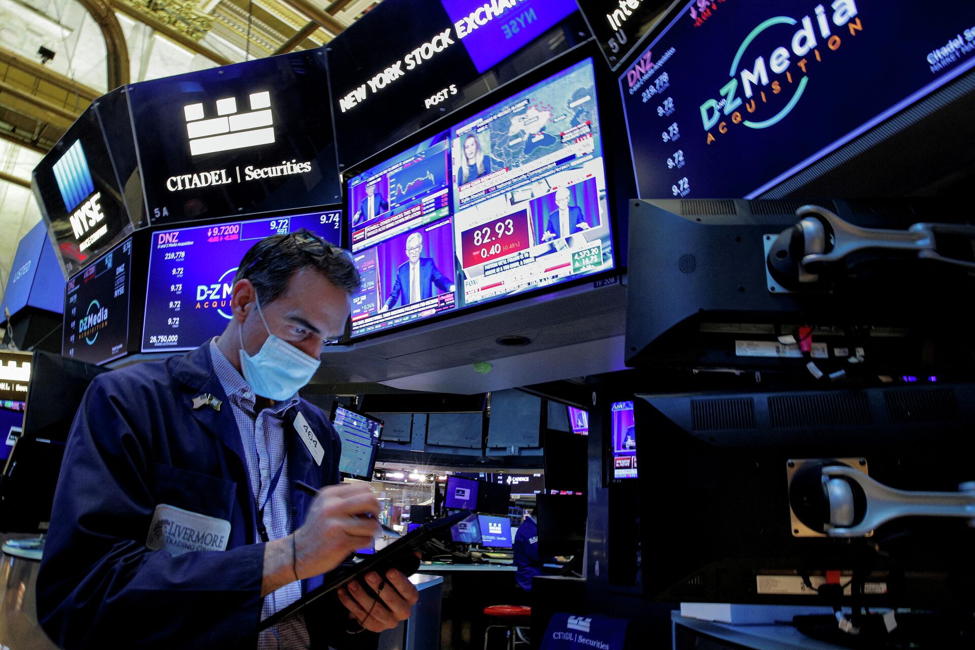 Председатель ФРС Джером Пауэлл во время выступления на экранах мониторов в зале Нью-Йоркской фондовой биржи - РИА Новости, 1920, 10.02.2022
