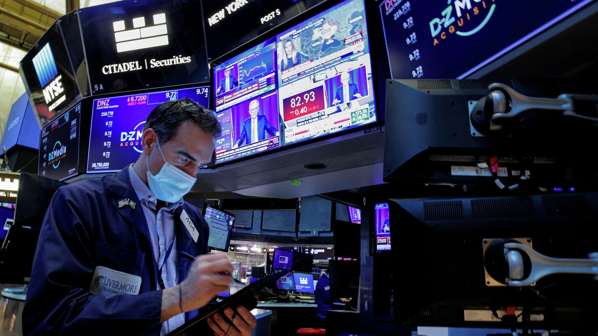 Председатель ФРС Джером Пауэлл во время выступления на экранах мониторов в зале Нью-Йоркской фондовой биржи - РИА Новости, 1920, 15.02.2022