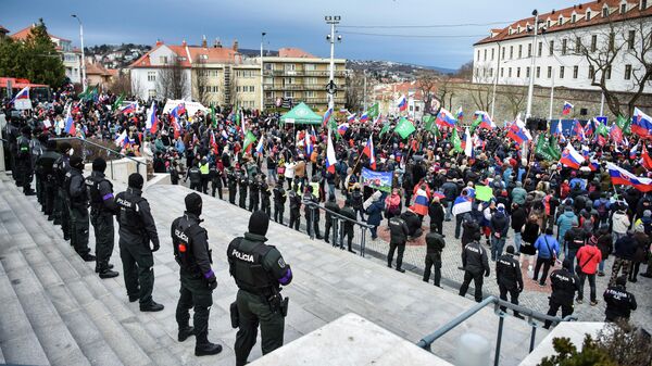 Тысячи словаков на митинге против военно-оборонного договора с США в Братиславе