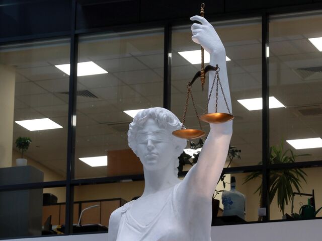 Статуя богини правосудия Фемиды