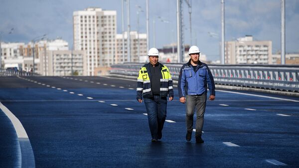 Рабочие во время открытия нового участка дороги