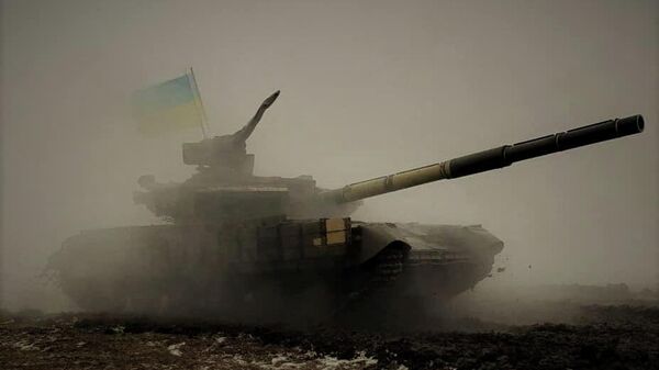 Танк ВСУ во время военных учений на полигоне в Днепропетровской области