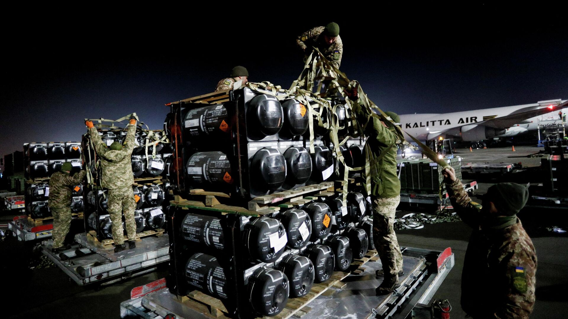 Украинские военнослужащие выгружают противотанковые ракеты Javelin, доставленные в рамках пакета военной поддержки США, в международном аэропорту Борисполь - РИА Новости, 1920, 15.02.2022