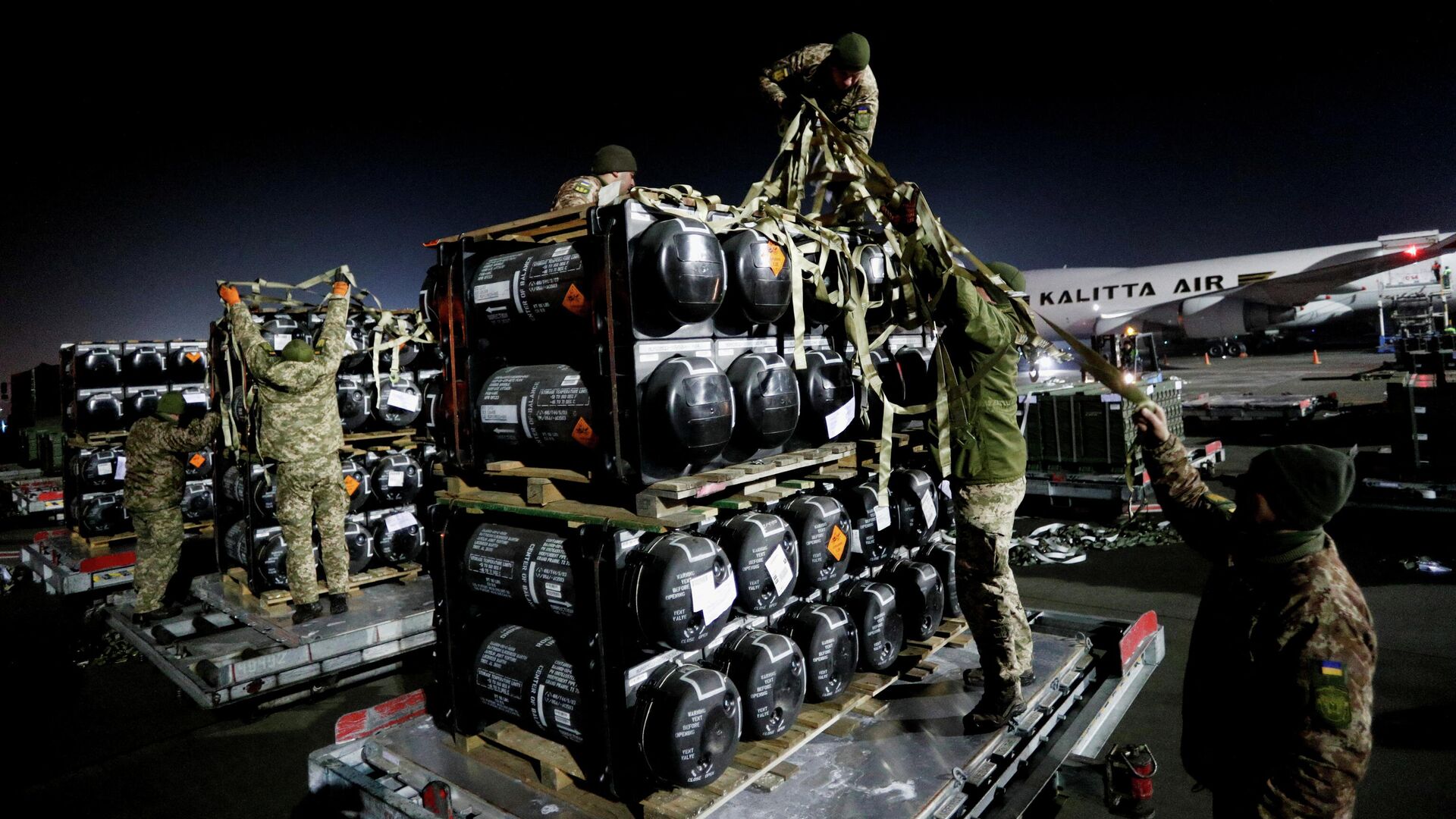 Украинские военнослужащие разгружают груз противотанковых ракет Javelin, доставленный в рамках пакета военной поддержки США для Украины, в международном аэропорту Борисполь - РИА Новости, 1920, 07.03.2022