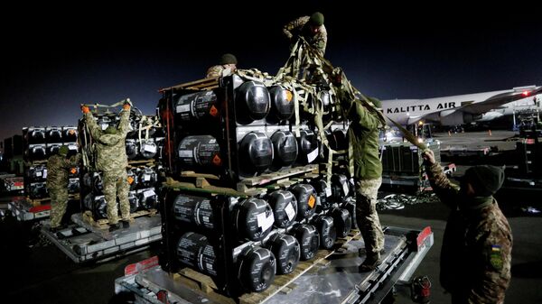 Украинские военнослужащие разгружают груз противотанковых ракет Javelin, доставленный в рамках пакета военной поддержки США для Украины, в международном аэропорту Борисполь. 10 февраля 2022