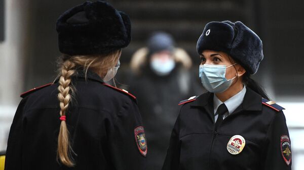 Сотрудники правоохранительных органов во время рейда по соблюдению масочного режима в метро Новосибирска