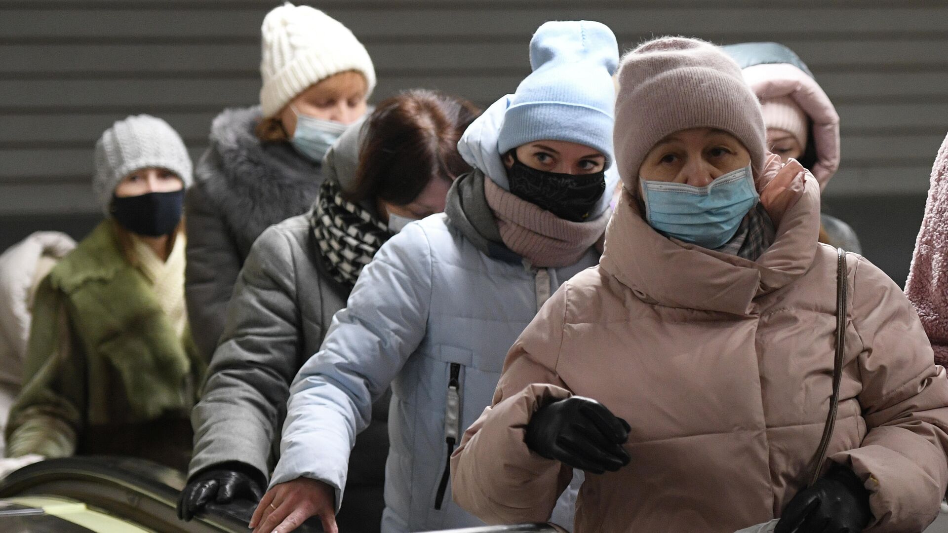 Пассажиры в защитных масках на станции метро Площадь Ленина в Новосибирске - РИА Новости, 1920, 01.03.2022