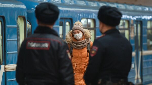 Сотрудники правоохранительных органов проводят рейд по соблюдению масочного режима в метро Новосибирска